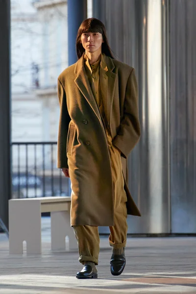 Look 16